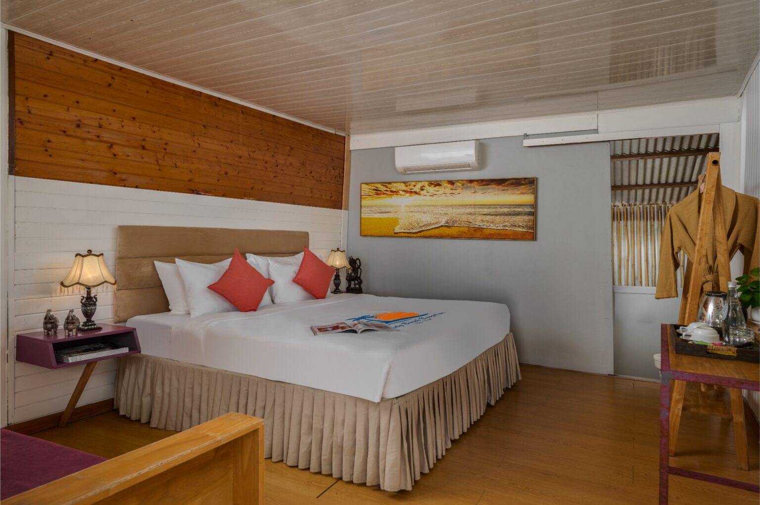 Double Bungalow Beach Front - bed sideview